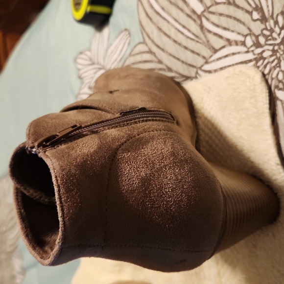 Shoes - Picture 3 of 5